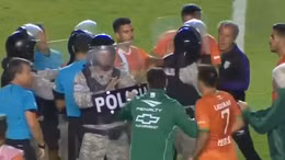 Cầu thủ nổi giận vây đánh trọng tài, cảnh sát chống bạo động phải vào cuộc giải nguy