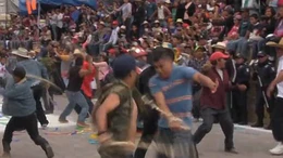 Kỳ lạ lễ hội người dân quất roi vào nhau để sám hối