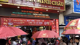 Cầm ô, đội mưa mua vàng cầu may ngày vía Thần tài