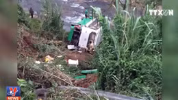 Xe khách lao qua lan can bảo vệ, rơi xuống vực sâu trên đèo Lò Xo 