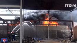 Giải cứu 11 người trong vụ hỏa hoạn lớn tại xưởng tái chế nhựa