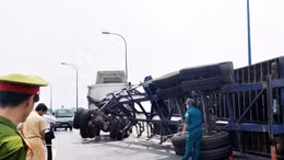 Lật xe container, các tuyến đường gần sân bay Tân Sơn Nhất ùn tắc hơn 5 tiếng