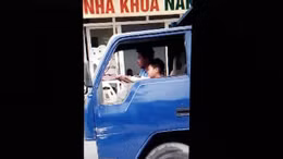 Trẻ 10 tuổi liều lĩnh phóng xe tải trên phố đông người