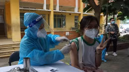 Học sinh TP Hồ Chí Minh phấn khởi đi tiêm vaccine phòng COVID-19