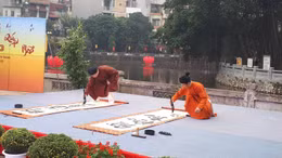 Ông đồ Tây Jean Sesbastien đến từ Pháp lần đầu tham gia Hội chữ xuân Văn Miếu 2023