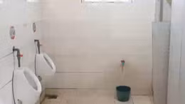 Thực trạng nhà vệ sinh công cộng tại Hà Nội và TP Hồ Chí Minh