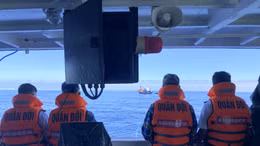 Cán bộ, chiến sĩ Tàu 409 nghiên cứu phương án cứu kéo tàu cá bị mắc cạn tại khu vực đảo Nam Yết