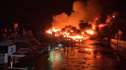 Cháy 8 cano và tàu tại bến du lịch Cửa Đại