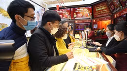 Nhiều người mua vàng sớm trước ngày Thần Tài