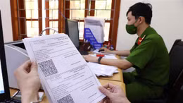 Công an Hà Nội khẩn trương cấp giấy đi đường theo mẫu mới cho người dân