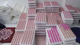 Triệt phá cơ sở 'hô biến' kính áp tròng Trung Quốc thành hàng Hàn Quốc 