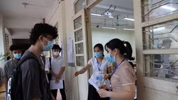 Video thí sinh Hà Nội và TP Hồ Chí Minh làm thủ tục dự thi THPT