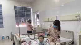 Dịch bùng phát mạnh, trẻ mắc COVID-19 trở nặng nhập viện tăng lên