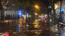 Mưa lớn khiến nhiều tuyến đường Hà Nội ngập nước