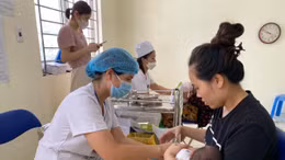 Vaccine 5 trong 1 về, phụ huynh Hà Nội khẩn trương cho trẻ đi tiêm