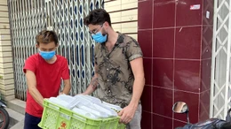 Anh Tây ‘hoá’ shipper phát cơm từ thiện cho người nghèo tại TP Hồ Chí Minh