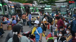 Người dân ùn ùn rời TP Hồ Chí Minh về quê đón Tết sớm