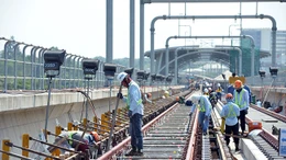 Công nhân miệt mài thi công tuyến metro Bến Thành-Suối Tiên dưới nắng nóng gay gắt