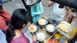 Độc đáo người bán bánh dùng muôi 'vẽ' bột thành... thú