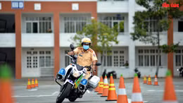 Cảnh sát giao thông so tài lái xe giỏi