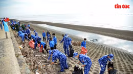 Ra quân làm sạch biển, trồng cây xanh hưởng ứng ‘Vì một Việt Nam xanh’