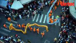 Diễu hành nghệ thuật đường phố trong Lễ hội Tết Nguyên tiêu tại TP Hồ Chí Minh