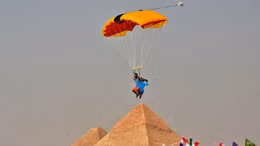 Trải nghiệm nhảy dù gần Kim Tự Tháp