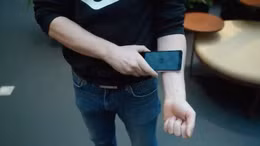 Thuỵ Điển phát triển chip hộ chiếu vaccine COVID-19 cấy vào da người