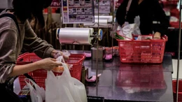 Nhật Bản bắt đầu thu phí túi ni-lông