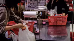 Nhật Bản bắt đầu thu phí túi ni-lông