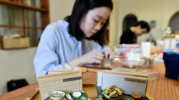 Báo Pháp khen cô gái Việt chế tác 'đồ ăn' tí hon