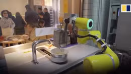 Robot nấu ăn không thua kém đầu bếp tại nhà hàng ở Trung Quốc