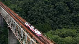 Độc đáo đoàn tàu chạy bằng 'dầu ramen' ở Nhật Bản