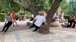 Người cao tuổi Trung Quốc tập thể dục bằng cách 'treo cổ'