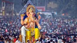 Hàng nghìn người vẫn dự lễ hội thần voi giữa làn sóng Delta ở Ấn Độ