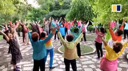 Kỳ lạ người cao tuổi Trung Quốc tập thể dục bằng cách... cười lớn