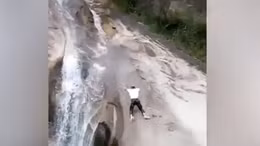 Video người đàn ông Trung Quốc sống sót thần kỳ sau khi rơi xuống thác nước 