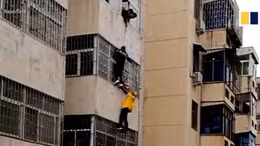 Video người giao hàng trèo lên tầng 3 tòa nhà cứu bé gái 4 tuổi treo lơ lửng