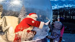Ông già Noel xuất hiện trong quả cầu tuyết