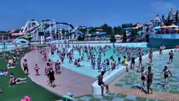 Người dân Triều Tiên đến công viên nước giải nhiệt sau chiến thắng COVID-19