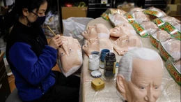 Mặt nạ ông Joe Biden đắt khách tại Nhật Bản