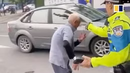 Cảnh sát Trung Quốc bị chỉ trích gay gắt vì xịt hơi cay vào mặt cụ ông