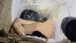 Kẻ trộm mắc kẹt trong 'ống khói' nhờ công an giải cứu
