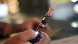 Báo động gia tăng thanh thiếu niên hút thuốc lá điện tử