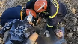 Cứu nạn thành công bé gái 5 tuổi rơi xuống hố cọc ép bê tông 