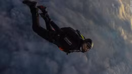 Xem ‘siêu nhân’ Thụy Sĩ nhảy thẳng từ máy bay vào luồng gió xoáy