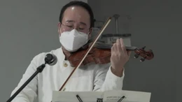 Nghệ sĩ đeo khẩu trang, chơi violin an ủi bệnh nhân COVID-19