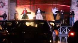 Biểu diễn ca nhạc mùa COVID-19: Khán giả ngồi trong xe, bấm còi thay vỗ tay