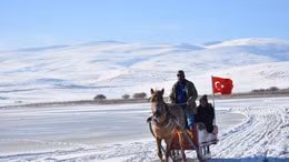 Trải nghiệm ngồi xe ngựa ngắm hồ đóng băng tại Thổ Nhĩ Kỳ