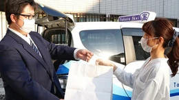 Taxi Nhật Bản giao thức ăn trong đại dịch